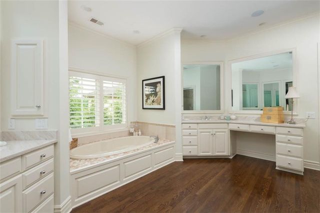 11125 Brookwood Street, Leawood, KS 66211