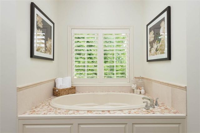 11125 Brookwood Street, Leawood, KS 66211