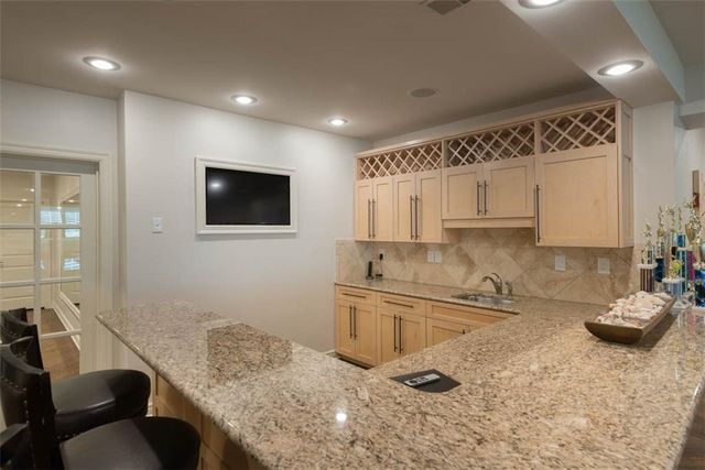 11125 Brookwood Street, Leawood, KS 66211