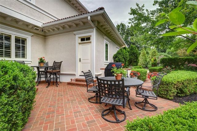 11125 Brookwood Street, Leawood, KS 66211
