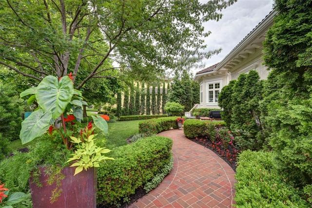 11125 Brookwood Street, Leawood, KS 66211
