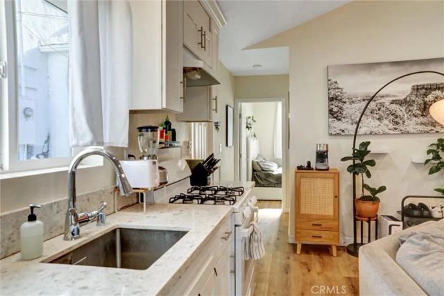 1185 Hauser Boulevard, Los Angeles, CA 90019