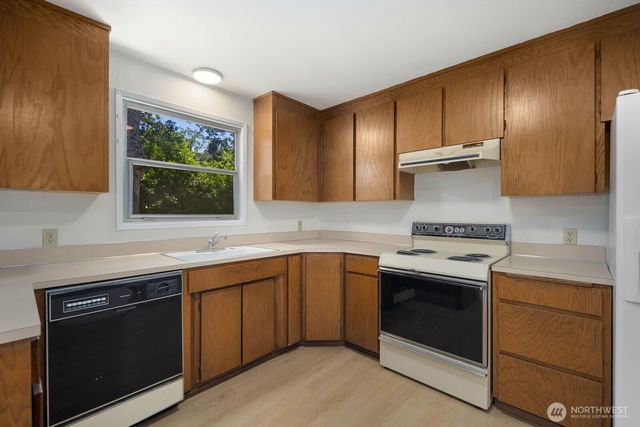 31 Crescent Cir SW, Lakewood, WA 98499