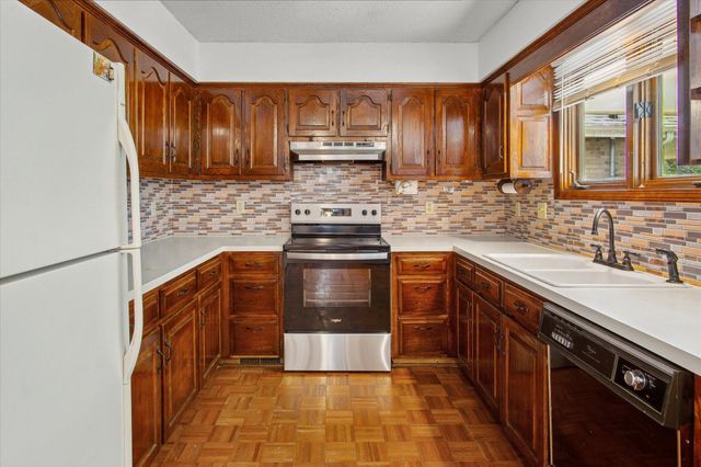 3055 S Oak Avenue, Springfield, MO 65804