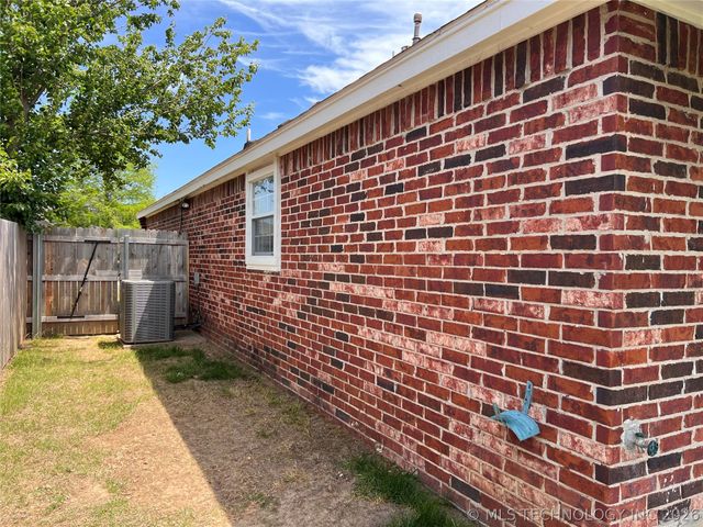 10766 E 121st Street North N, Collinsville, OK 74021