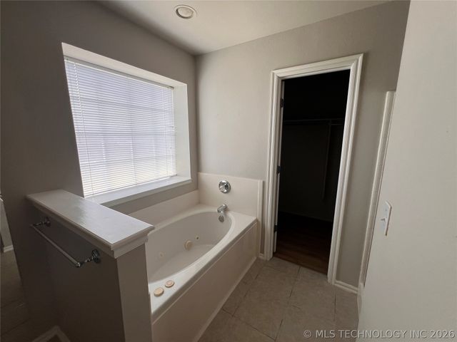 10766 E 121st Street North N, Collinsville, OK 74021