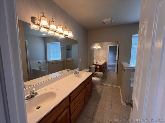 10766 E 121st Street North N, Collinsville, OK 74021