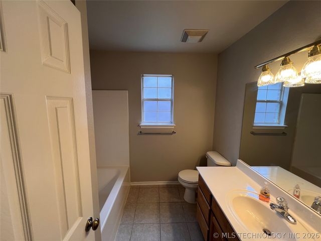 10766 E 121st Street North N, Collinsville, OK 74021