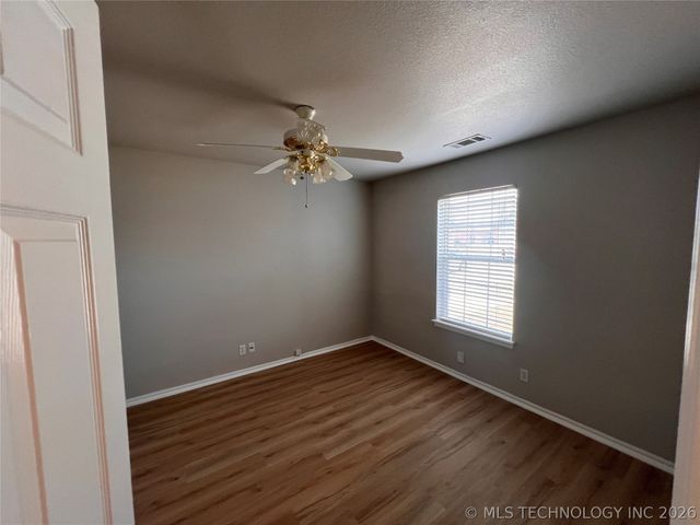 10766 E 121st Street North N, Collinsville, OK 74021