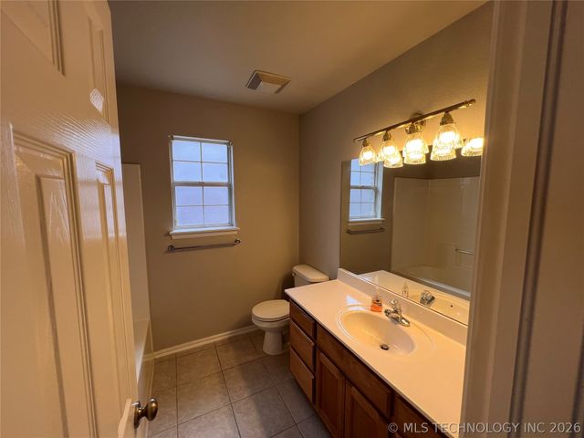 10766 E 121st Street North N, Collinsville, OK 74021