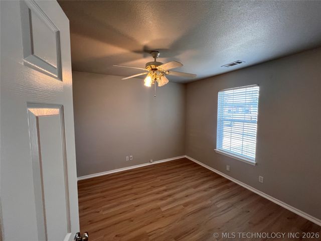 10766 E 121st Street North N, Collinsville, OK 74021