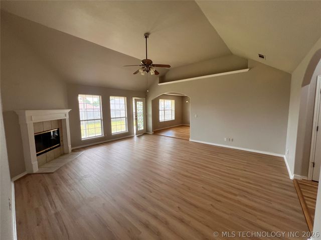 10766 E 121st Street North N, Collinsville, OK 74021