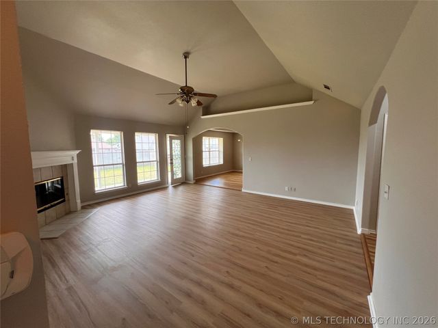10766 E 121st Street North N, Collinsville, OK 74021