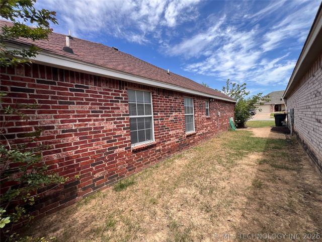 10766 E 121st Street North N, Collinsville, OK 74021