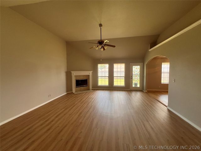 10766 E 121st Street North N, Collinsville, OK 74021