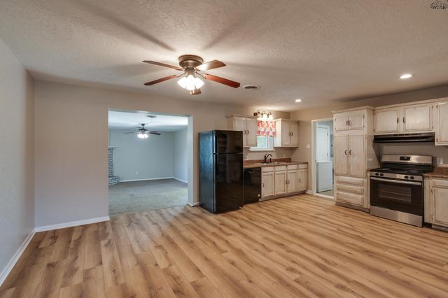 1107 W LOUISA AVENUE, Iowa Park, TX 76367