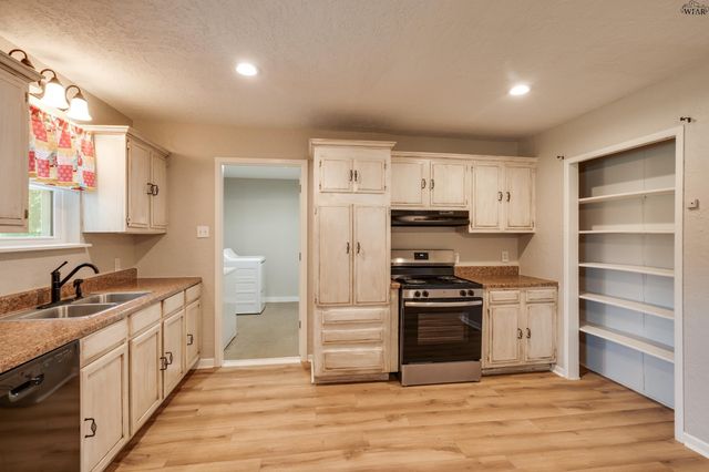 1107 W LOUISA AVENUE, Iowa Park, TX 76367