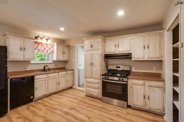 1107 W LOUISA AVENUE, Iowa Park, TX 76367
