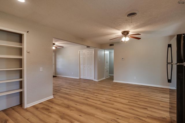 1107 W LOUISA AVENUE, Iowa Park, TX 76367