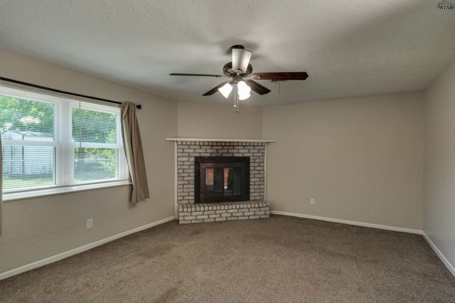 1107 W LOUISA AVENUE, Iowa Park, TX 76367