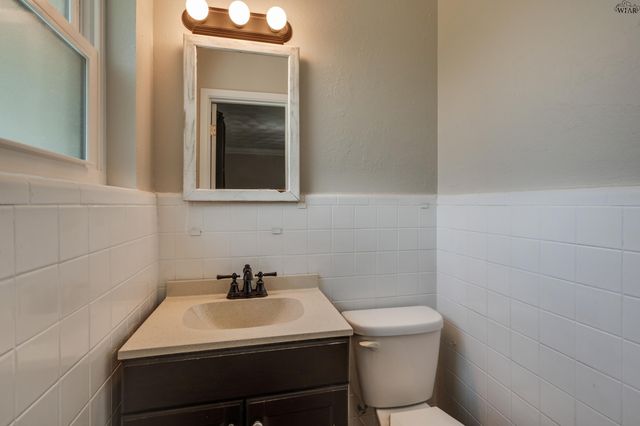 1107 W LOUISA AVENUE, Iowa Park, TX 76367