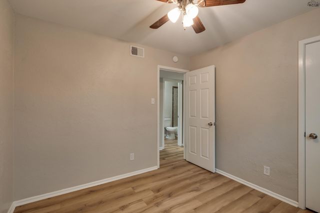 1107 W LOUISA AVENUE, Iowa Park, TX 76367