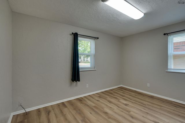 1107 W LOUISA AVENUE, Iowa Park, TX 76367