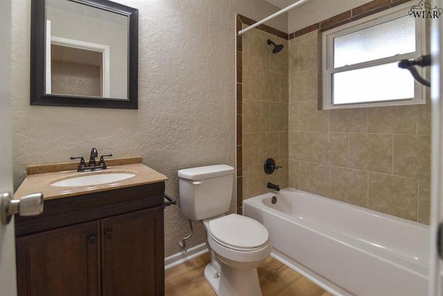 1107 W LOUISA AVENUE, Iowa Park, TX 76367