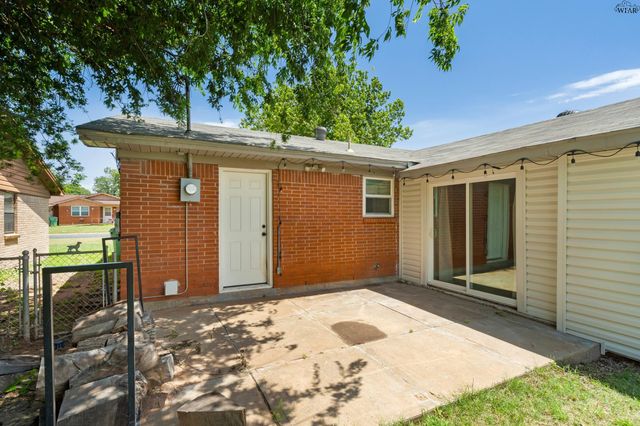 1107 W LOUISA AVENUE, Iowa Park, TX 76367