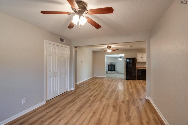 1107 W LOUISA AVENUE, Iowa Park, TX 76367
