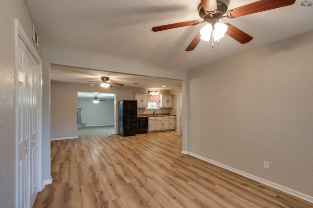 1107 W LOUISA AVENUE, Iowa Park, TX 76367