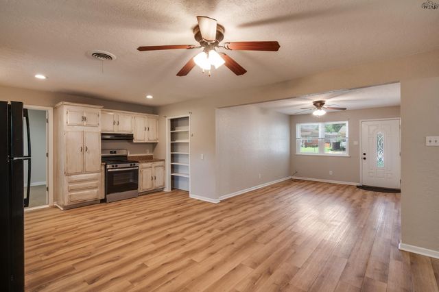 1107 W LOUISA AVENUE, Iowa Park, TX 76367