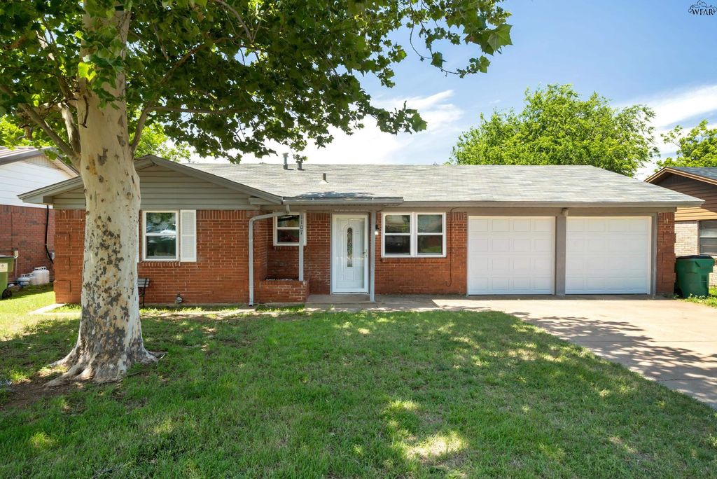 1107 W LOUISA AVENUE, Iowa Park, TX 76367