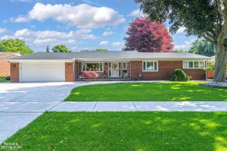 528 Hidden Lane, Grosse Pointe Woods, MI 48236