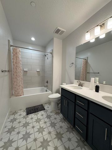 176 N Ocean Court, Tulare, CA 93274