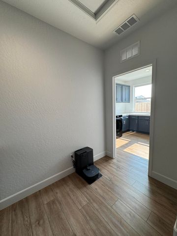 176 N Ocean Court, Tulare, CA 93274