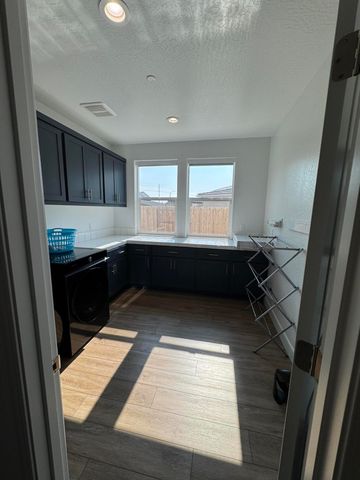 176 N Ocean Court, Tulare, CA 93274