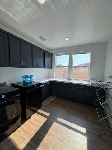 176 N Ocean Court, Tulare, CA 93274