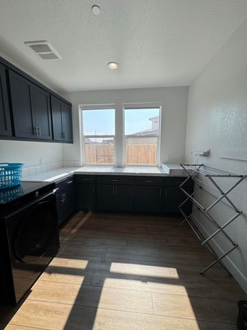 176 N Ocean Court, Tulare, CA 93274