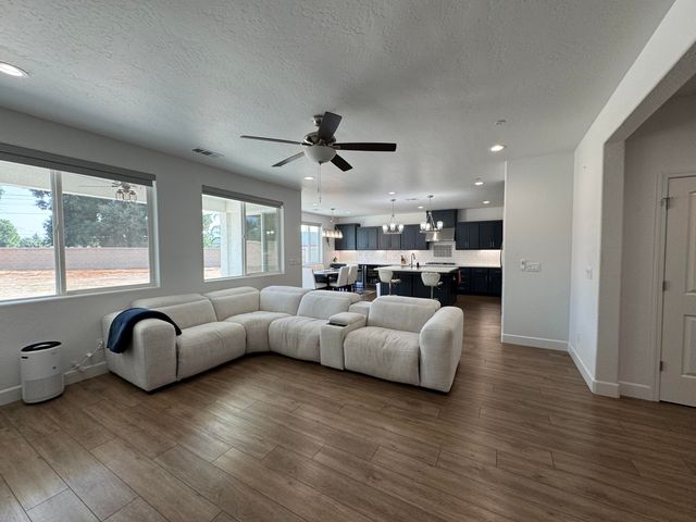 176 N Ocean Court, Tulare, CA 93274