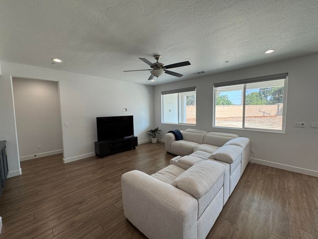 176 N Ocean Court, Tulare, CA 93274