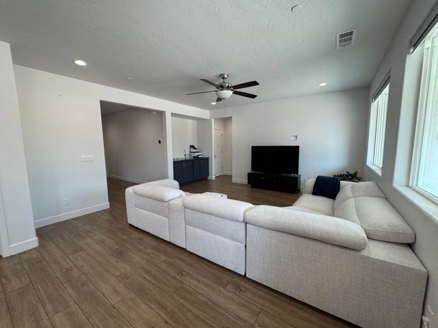 176 N Ocean Court, Tulare, CA 93274