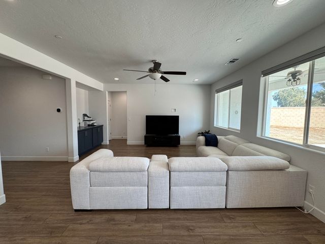 176 N Ocean Court, Tulare, CA 93274