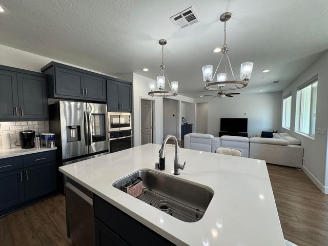 176 N Ocean Court, Tulare, CA 93274