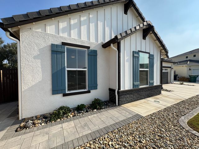 176 N Ocean Court, Tulare, CA 93274