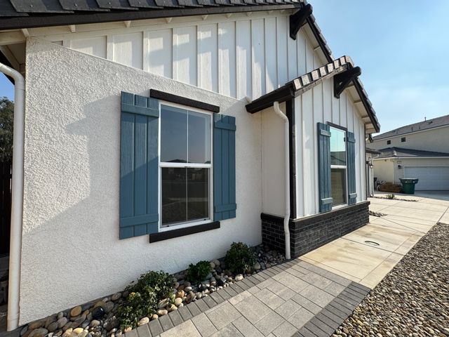 176 N Ocean Court, Tulare, CA 93274