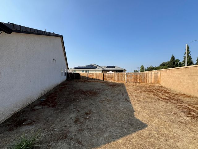 176 N Ocean Court, Tulare, CA 93274