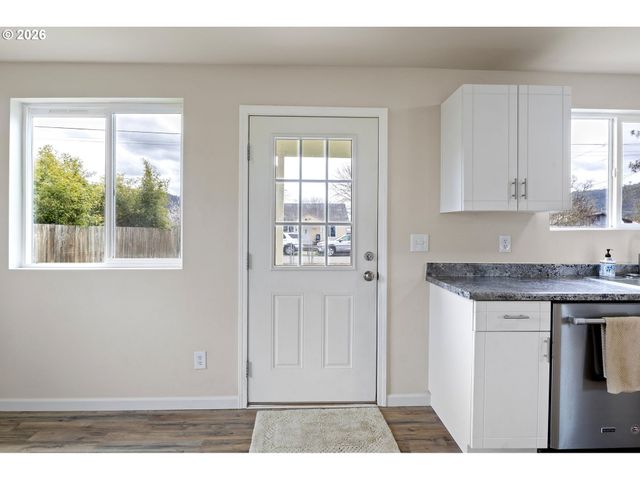 1321 SUNSET Ln, Sutherlin, OR 97479