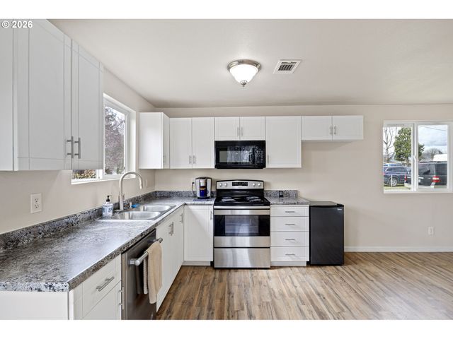 1321 SUNSET Ln, Sutherlin, OR 97479