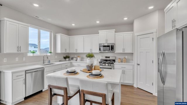 585 Withers Ct SE, Albany, OR 97322